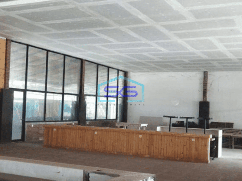 Disewakan gedung komersil dengan parkiran luas di Denpasar Bali