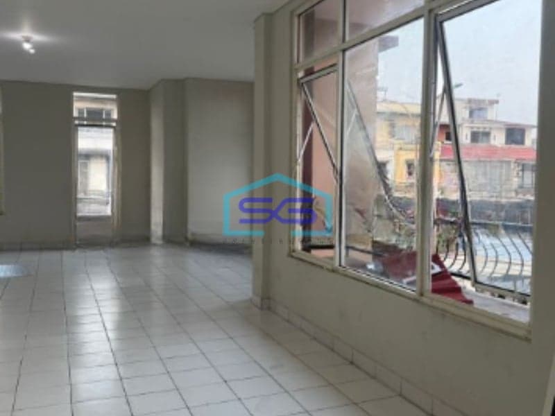 Disewakan Ruko Luas Bangunan  235 m² Lokasi di Taman Surya Jakarta Barat