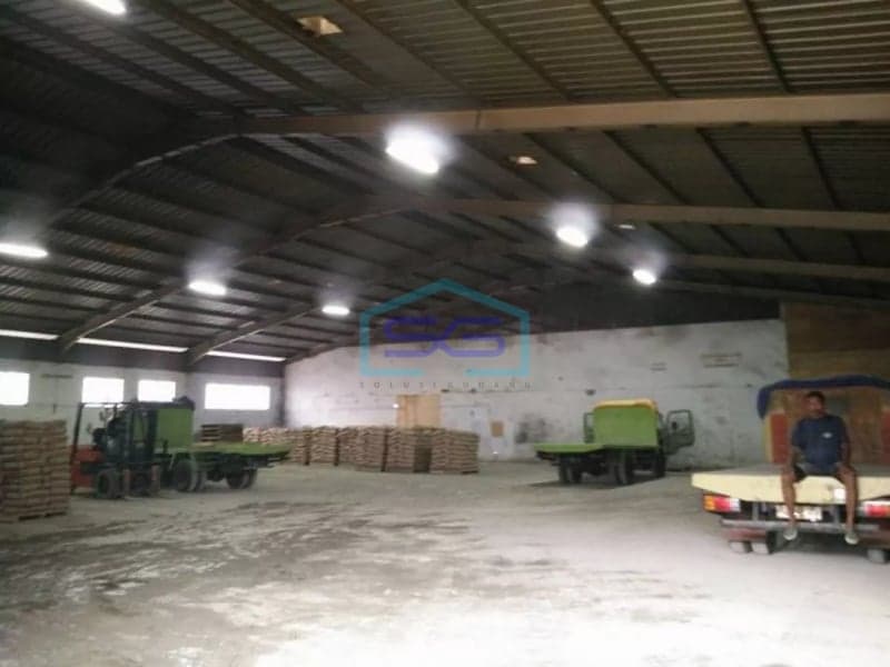 Disewakan gudang di pasar rebo jl raya bogor luas 2000m