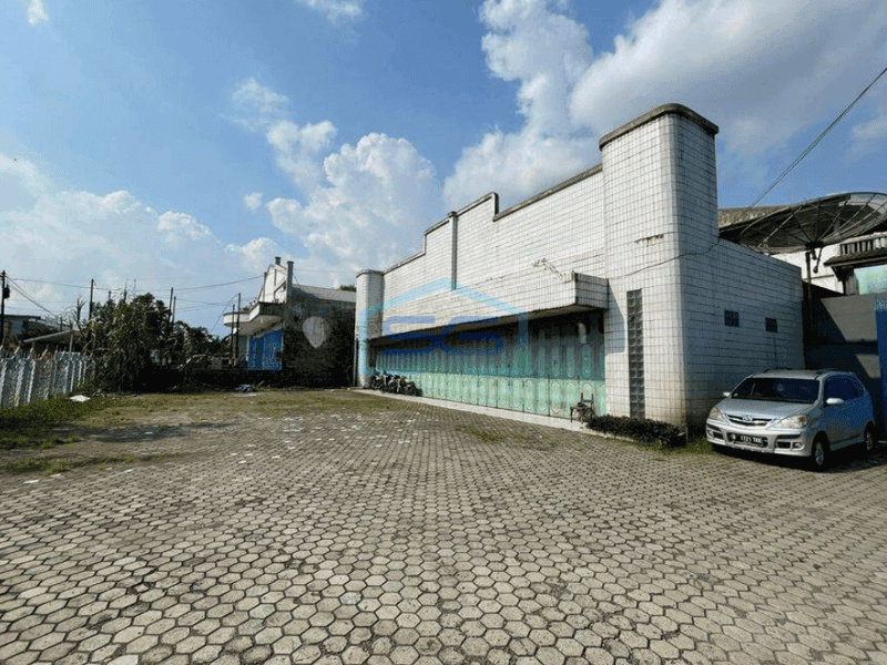 Gudang Dengan Area Parkir Luas di Kota Purwokerto