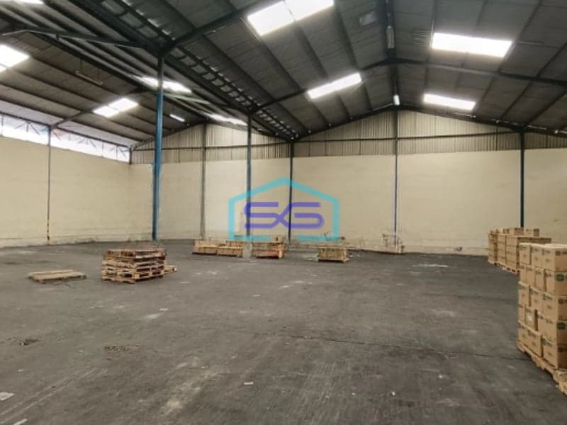 Disewakan Gudang Akses Container 40 Feet Luas Tanah 2500 m² di Jakarta Timur