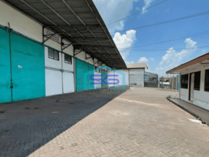 Dijual Gudang Margomulyo Area Bebas Banjir dekat Pintu Keluar Milik Keluarga Luas Bangunan 2640 m²