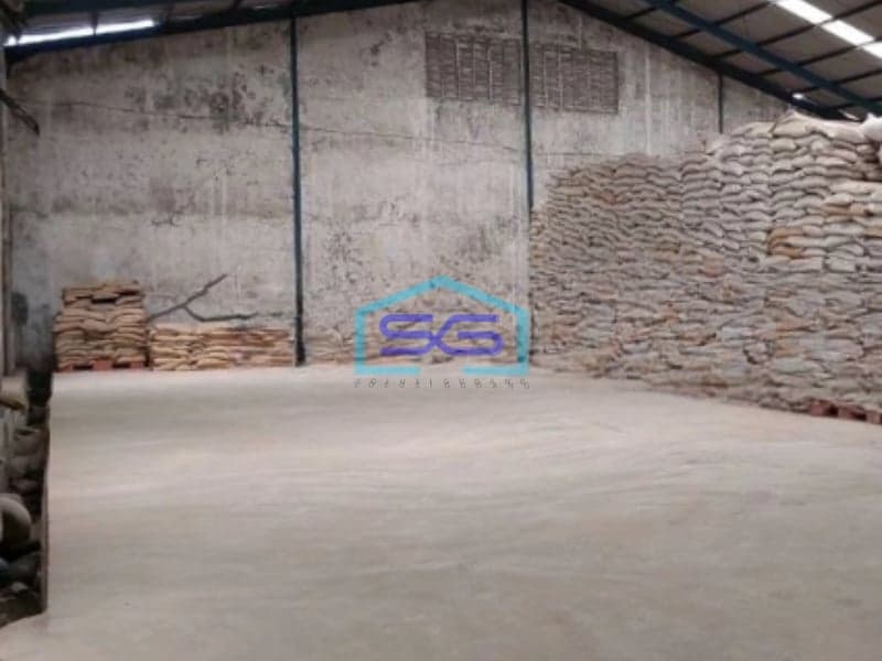 Disewakan Gudang Akses Container Luas Bangunan 3305 m² di Surabaya