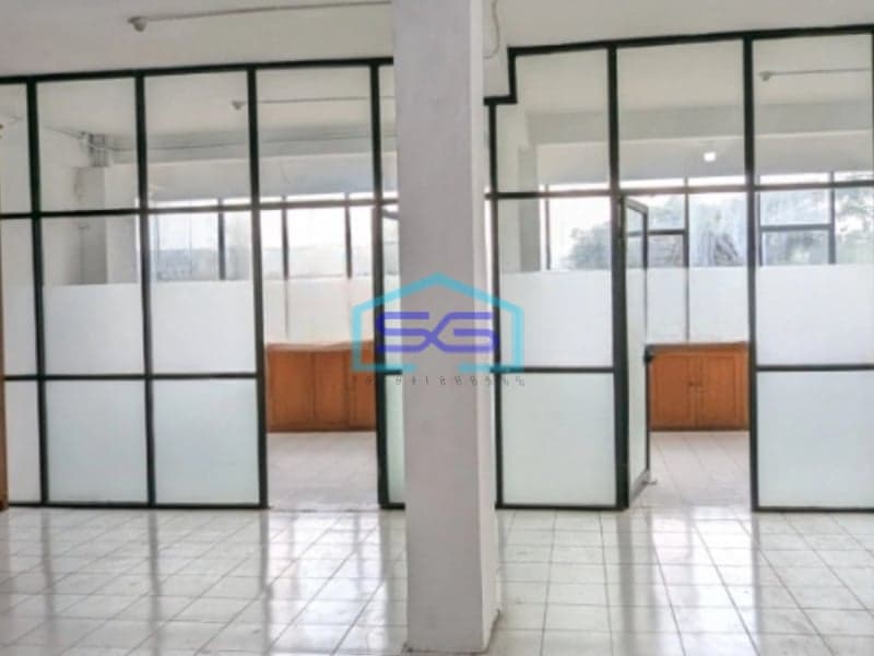 Disewakan Kantor Luas Bangunan  450 m²  Lokasi Bebas Banjir di Semanan Jakarta Barat