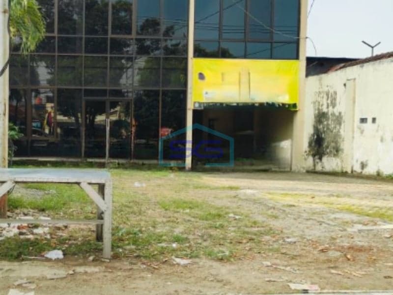 Shophouse for Rent Strategic Location 1600 m² Building Area in Mojokerto