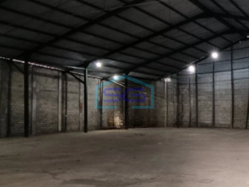 出租 700 平方米建筑面积仓库，位于东爪哇省锦石
