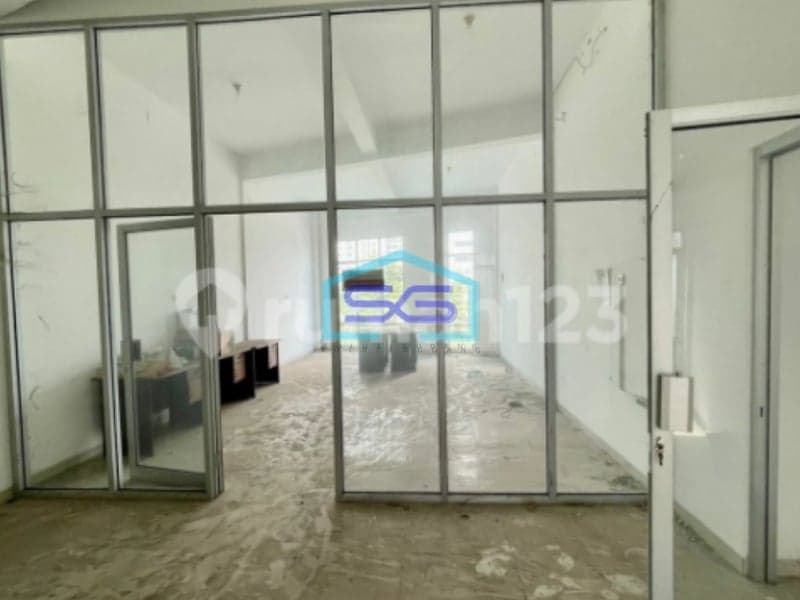 Disewakan Ruko 3 Lantai Lokasi Strategis di Solo Baru Luas Bangunan 675m2