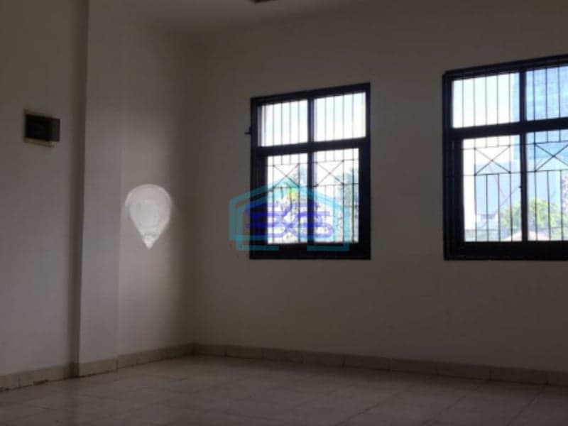 Disewakan Ruko Hadap Jalan Raya di Lapangan Bola Kebon Jeruk Jakarta Barat Luas Bangunan  432 m²