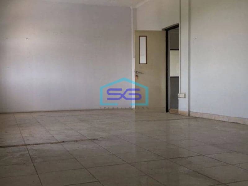 Disewakan Ruko Hadap Jalan Raya di Lapangan Bola Kebon Jeruk Jakarta Barat