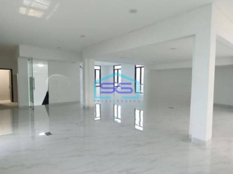 Disewakan Ruko 4 Lantai di Area Yang Sangat Strategis di Jakarta Selatan LB 1200m2