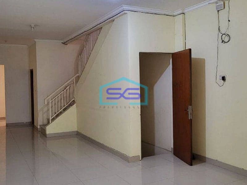 Disewakan cepat Ruko 3 Lantai di Pinggir Jalan Raya di Kalideres Jakarta Barat LB 200m2