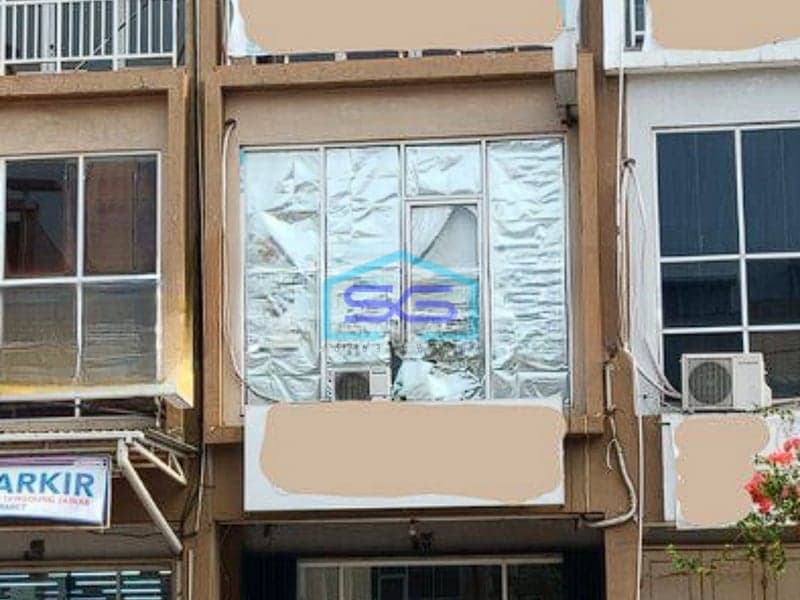 Disewakan cepat Ruko 3 Lantai di Pinggir Jalan Raya di Kalideres Jakarta Barat LB 200m2