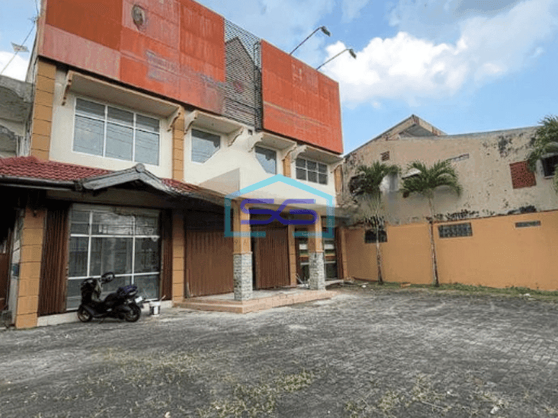 Disewakan Ruko Besar Siap Pakai Parkir Luas Letak di Pinggir Jalan LT 815m2 di Yogyakarta