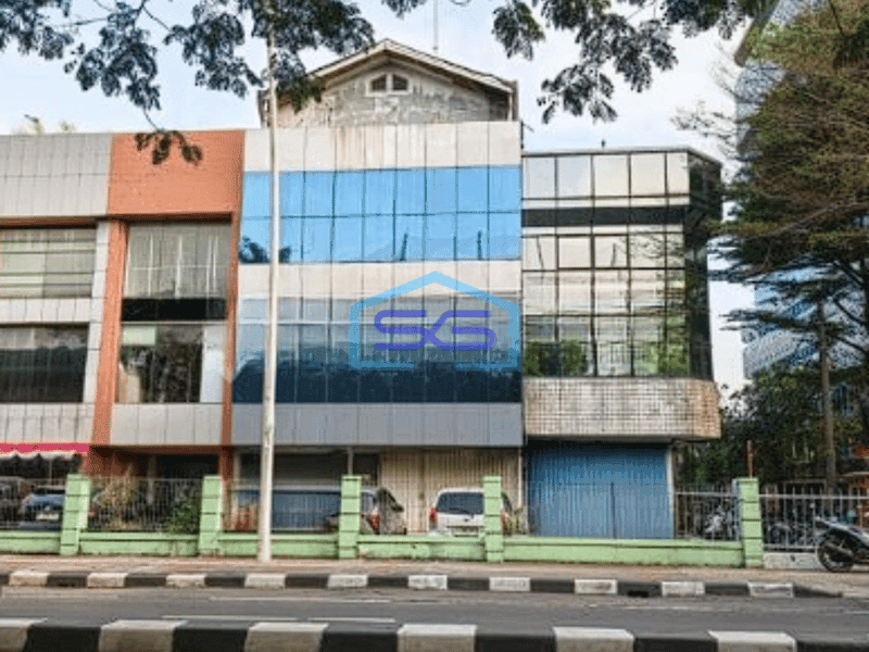 Disewakan Ruko Gandeng Strategis di Kebon Jeruk Jakarta Barat LB 540m2