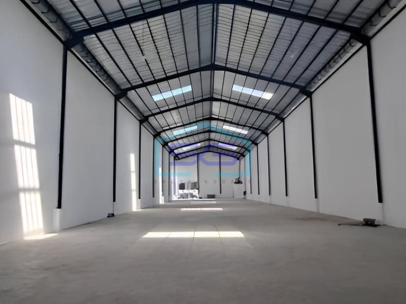 位于丹格朗 Pakuhaji Laksana 仓库综合区，全新仓库出租，建筑面积 870 平方米