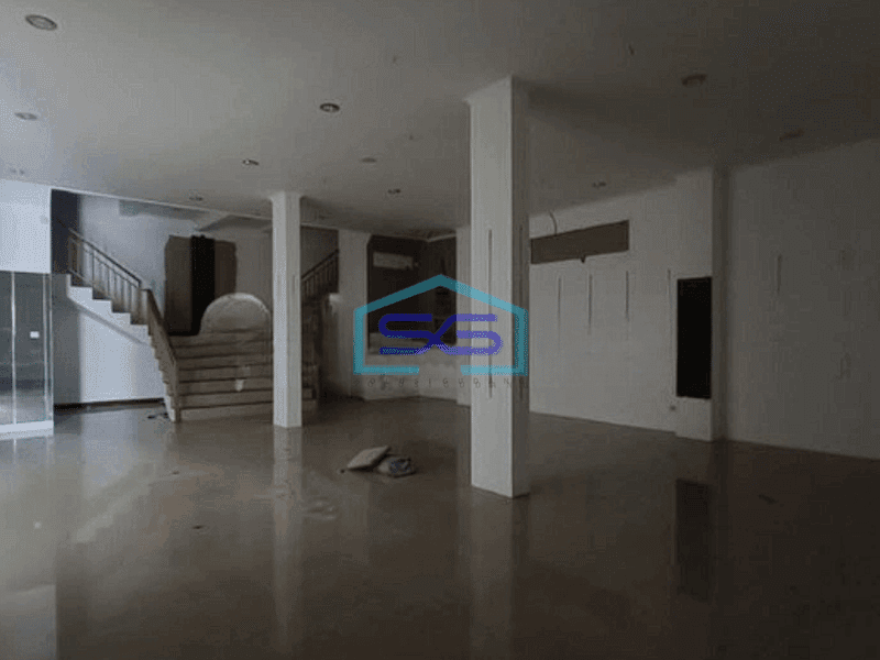 Disewakan Gedung 2 Lantai Jalan Utama Seminyak Badung Bali LT 600m2