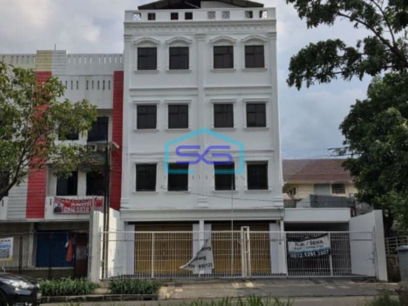 Disewakan Ruko Hadap Jalan Raya di Lapangan Bola Kebon Jeruk Jakarta Barat Luas Bangunan  432 m²