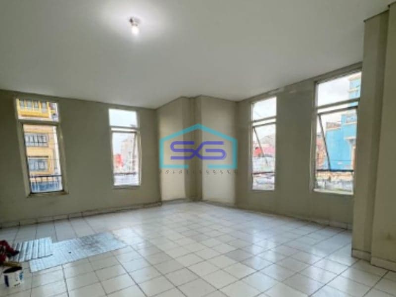 Disewakan Ruko Luas Bangunan 235 m² Lokasi Siap Huni di Jakarta Barat