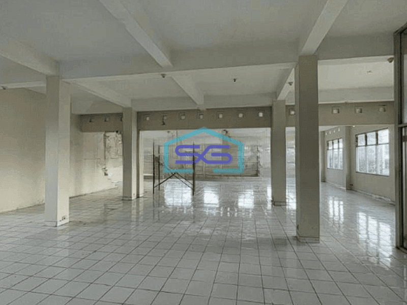 Disewakan Ruko Besar Siap Pakai Parkir Luas Letak di Pinggir Jalan LT 815m2 di Yogyakarta