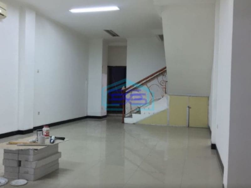 Disewakan Ruko Hadap Jalan Raya di Lapangan Bola Kebon Jeruk Jakarta Barat Luas Bangunan  432 m²