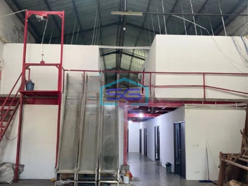 Dijual Gudang Margomulyo Permai, saat ini dipakai sebagai Kantor 2 Lantai Luas Bangunan  777 m²