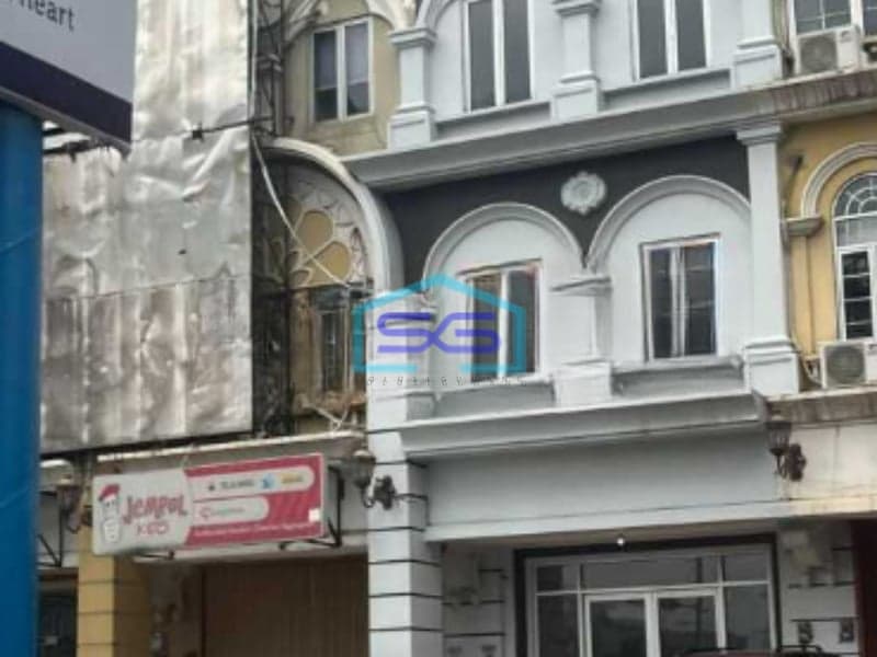 Disewakan Ruko Hadap Jalan Raya di Mendrisio Gading Serpong Tangerang Luas Bangunan  240 m²
