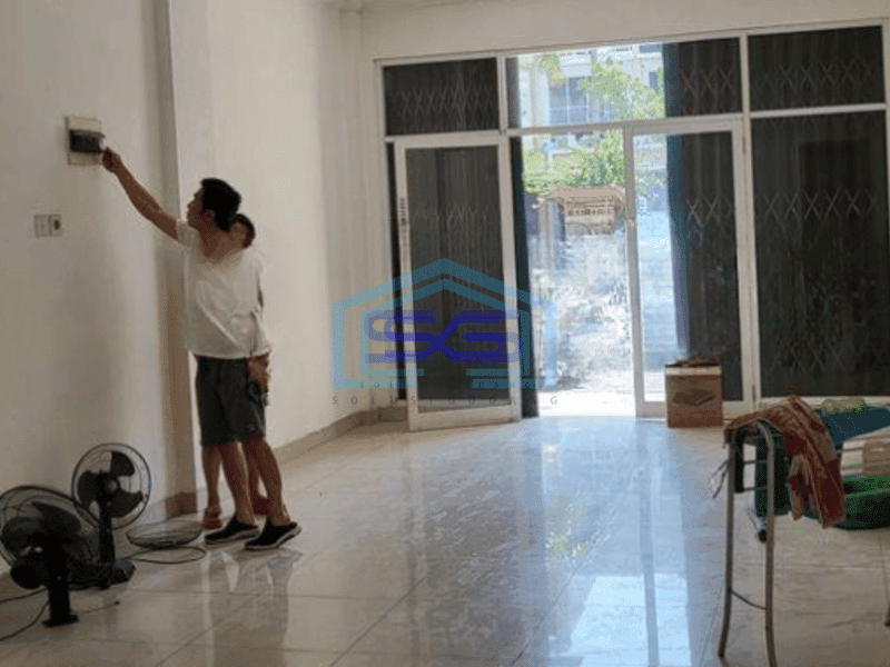 Disewakan cepat Ruko 3 lantai pinggir jalan raya di Taman Surya 5