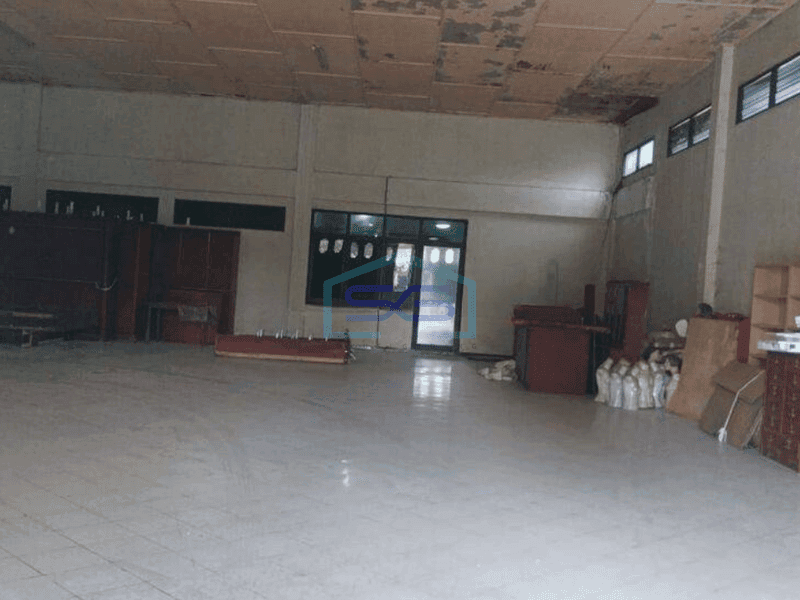 Gudang Dengan Area Parkir Luas di Kota Purwokerto