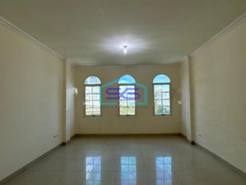 Dijual Ruko Hadap Jalan Raya Depan Lokasi Sangat Bagus di Jakarta Barat LB 250m2