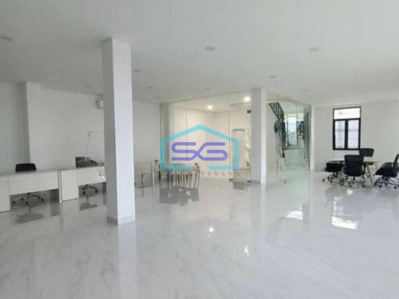 Disewakan Ruko 4 Lantai di Area Yang Sangat Strategis di Jakarta Selatan LB 1200m2