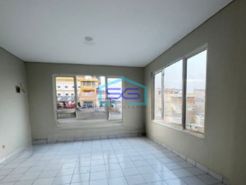 Disewakan Ruko Luas Bangunan 235 m² Lokasi Siap Huni di Jakarta Barat