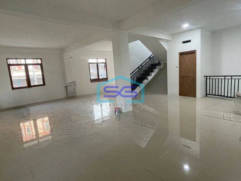 Disewakan Ruko 2 Lantai Hook Siap Pakai di Jakarta Timur Lokasi Sangat Strategis LT 200m2