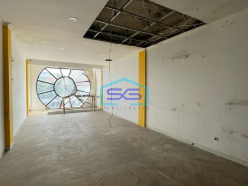 Disewakan Ruko 2 Lantai dan Rooftop Berada di Pinggir Jalan Utama Kemang Jakarta Selatan LB 225m2