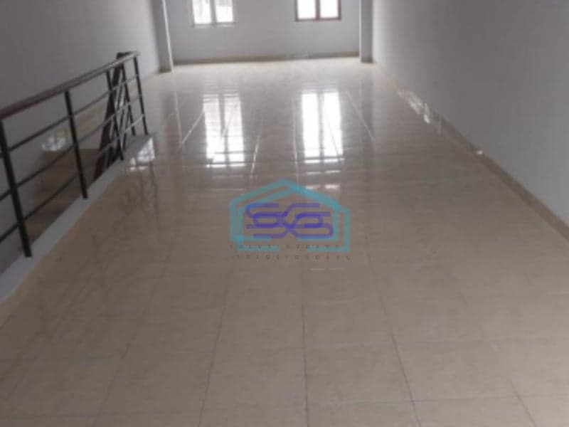 Disewakan Ruko Hadap Jalan Raya di Mendrisio Gading Serpong Tangerang Luas Bangunan  240 m²