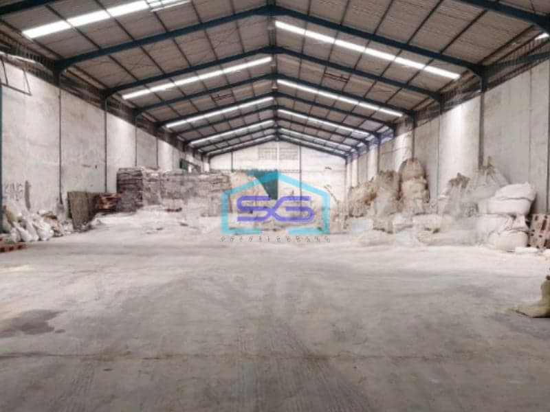 Disewakan Gudang Akses Container Luas Bangunan 3305 m² di Surabaya