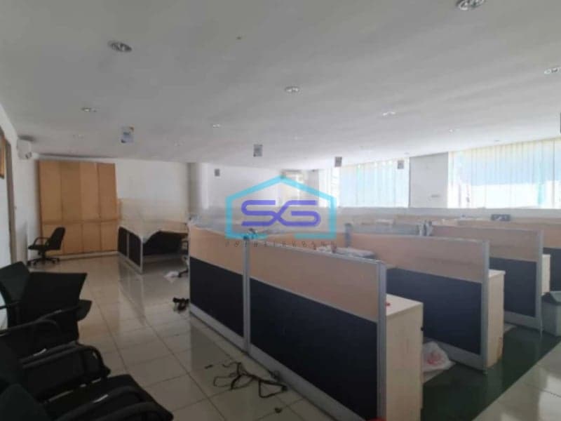 Disewakan Gedung Super Strategis Ex Bank di Jalan Veteran Solo LT 2580m2
