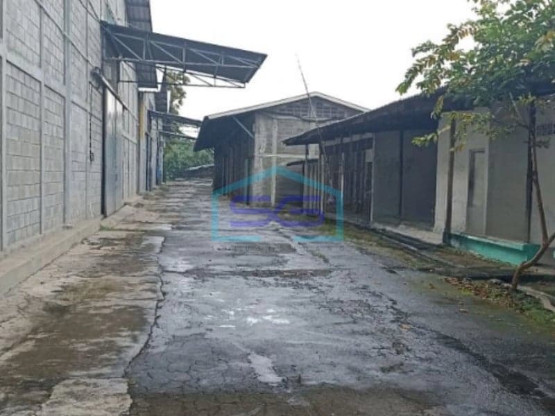 中爪哇省三马浪市西部仓库出租，建筑面积2000平方米