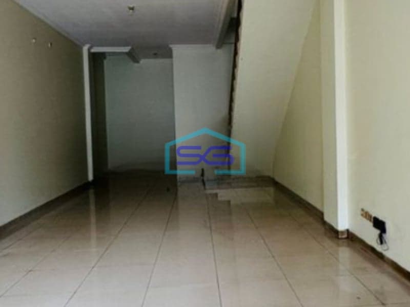 Disewakan Ruko Luas Bangunan  250 m² Lokasi di Jakarta Barat Kondisi Bagus