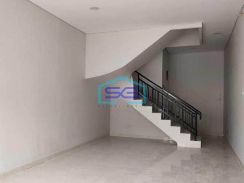Dijual Ruko 3 Lantai Luas Bangunan  223 m²  Lokasi Bebas Banjir di Jelambar Jakarta Barat