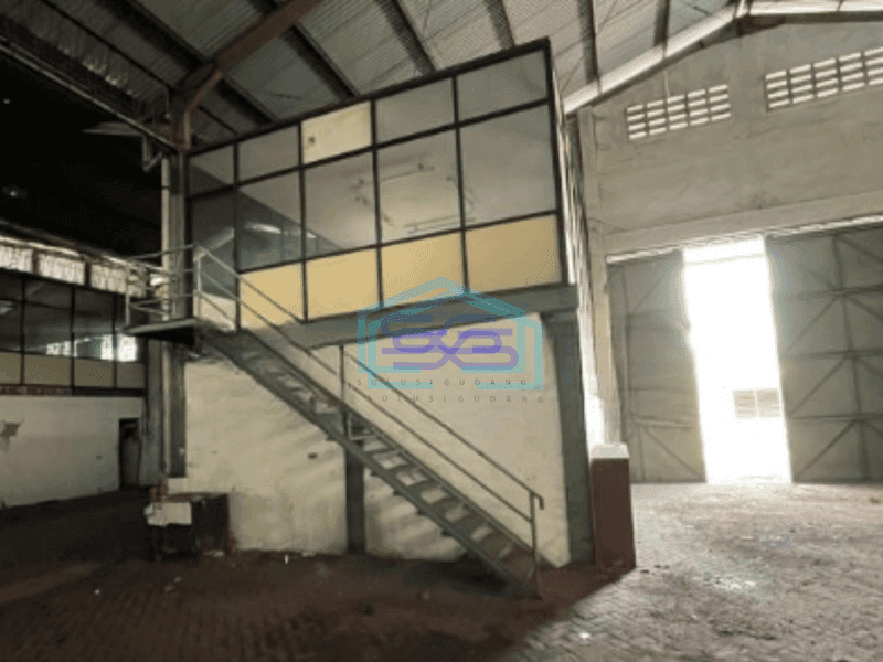 Dijual Gudang Margomulyo Area Bebas Banjir dekat Pintu Keluar Milik Keluarga Luas Bangunan 2640 m²