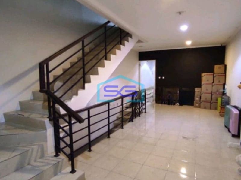 Disewakan Ruko Sangat Rapih Siap Huni Bangunan 3 Lantai di Gading Serpong Tangerang