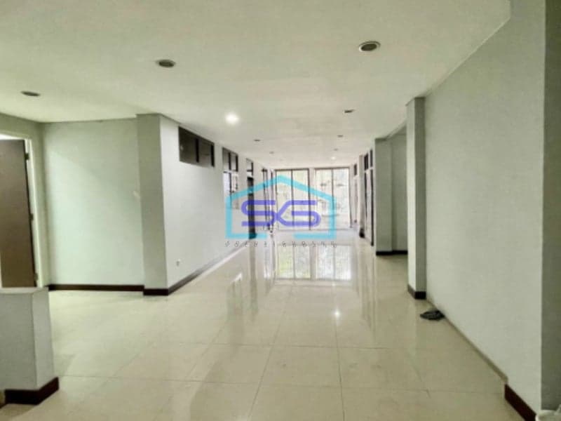 Disewakan Ruko 3 Lantai Lokasi Strategis di Jl. Slamet Riyadi Solo LB 495m2