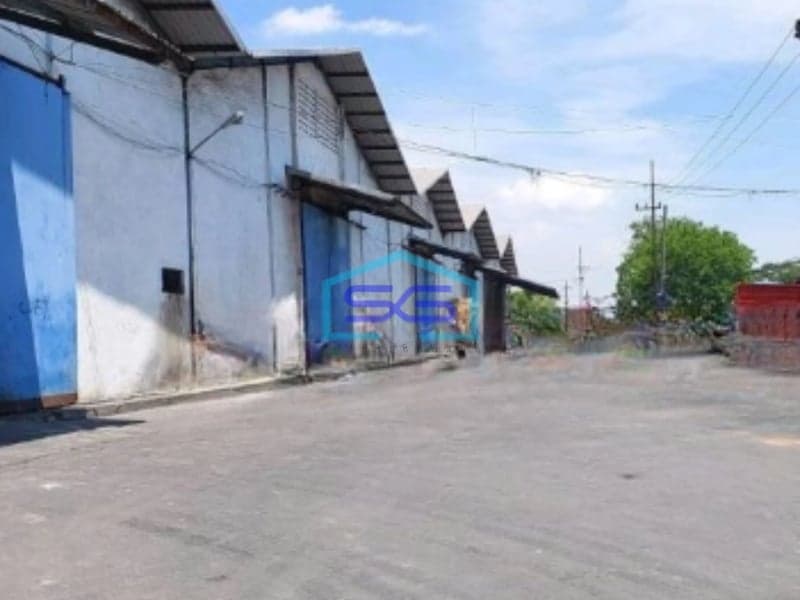 Disewakan Gudang Akses Container Luas Bangunan 3305 m² Lokasi di Surabaya