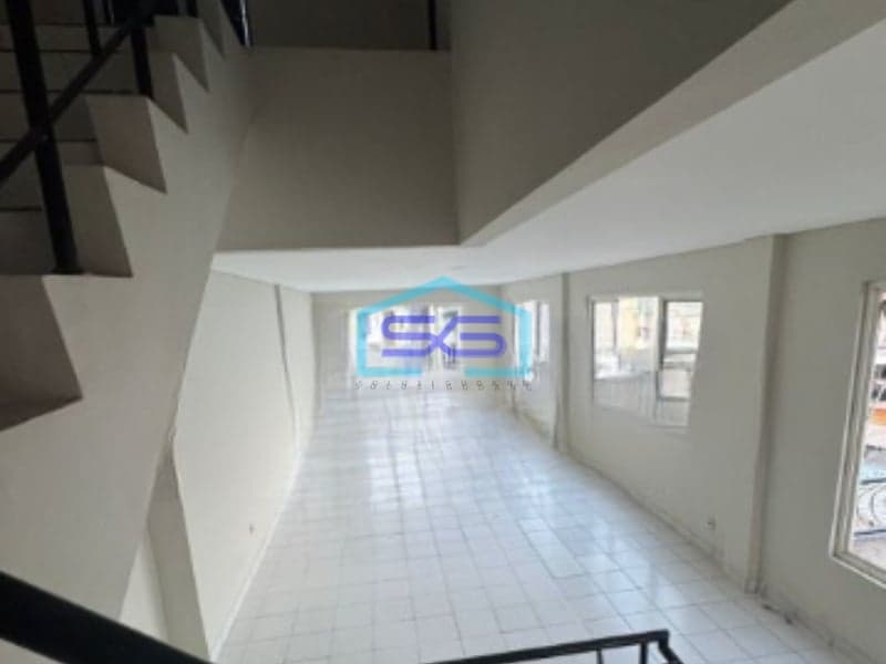 Disewakan Ruko Luas Bangunan 235 m² Lokasi Siap Huni di Jakarta Barat