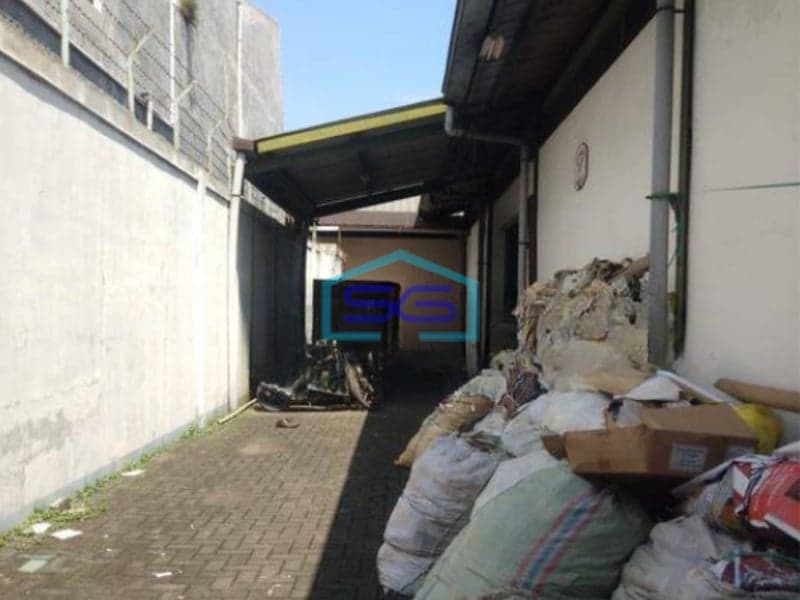 Dijual Gudang Mainroad Lokasi Dekat Pintu Tol Kopo di Sukamenak Raya Bandung LT 1500m2