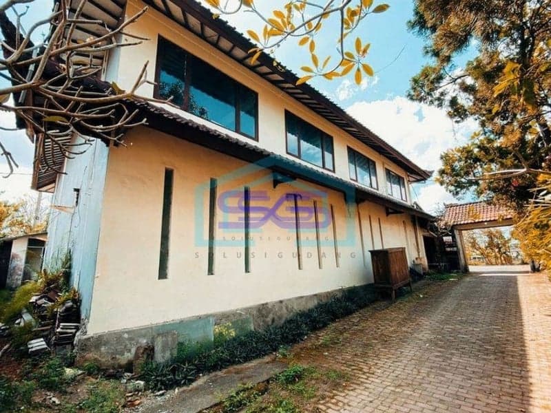 Gedung Disewakan Dengan Akses Parkir Luas di Padangsambian