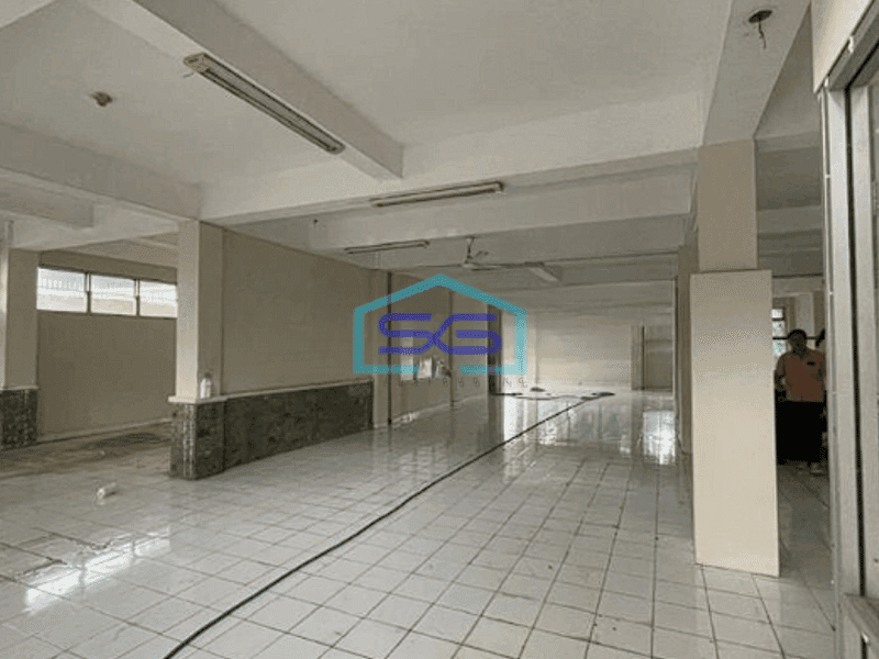 Disewakan Ruko Besar Siap Pakai Parkir Luas Letak di Pinggir Jalan LT 815m2 di Yogyakarta