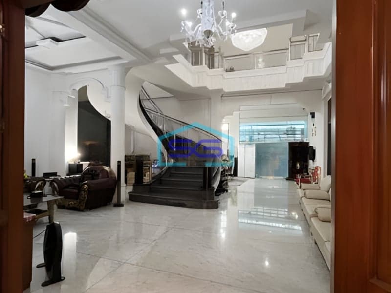 Dijual Ruang Usaha Komersial di Surabaya Pusat Lokasi Strategis Bangunan 3 Lantai LT 840m2