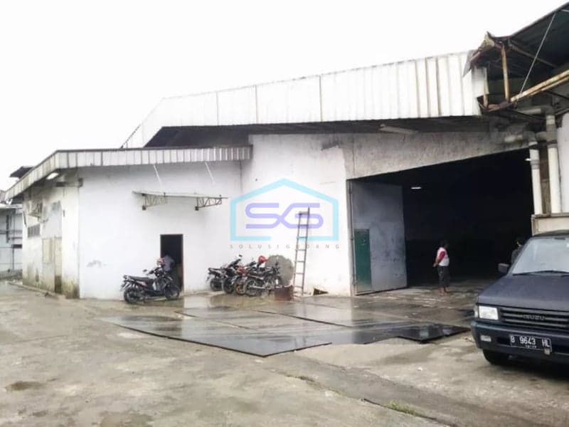 Disewakan gudang di pasar rebo jl raya bogor luas 2000m
