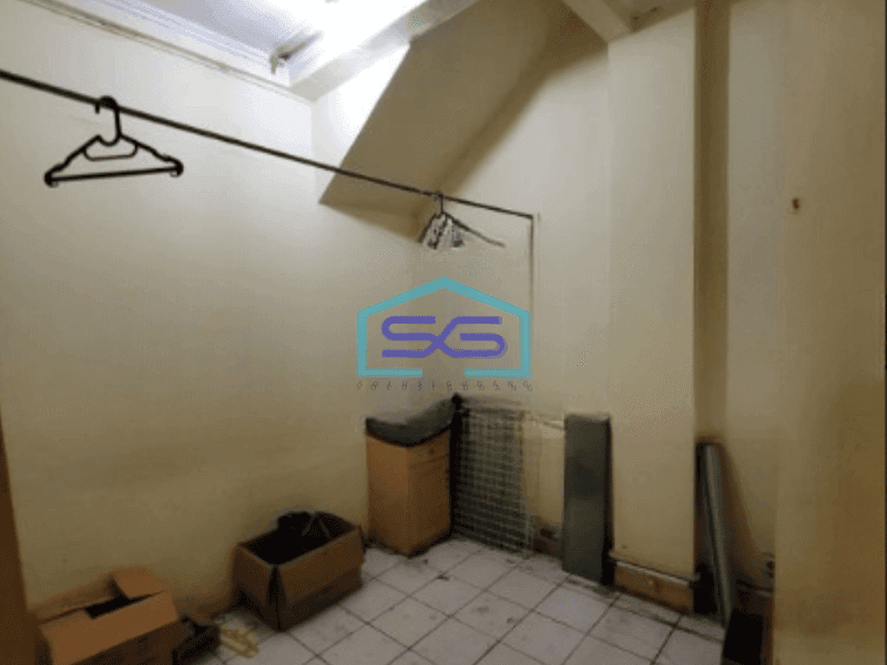 Disewakan Ruko 3 Lantai Lokasi Strategis Pinggir Jalan Raya Taman Palem Jakarta Barat